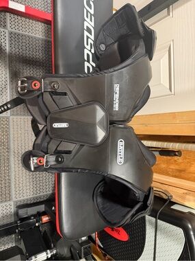 BATTLE DEFENDER ADULT LG 19"-20" SHOULDER PADS LIKE NEW WORN TWICE